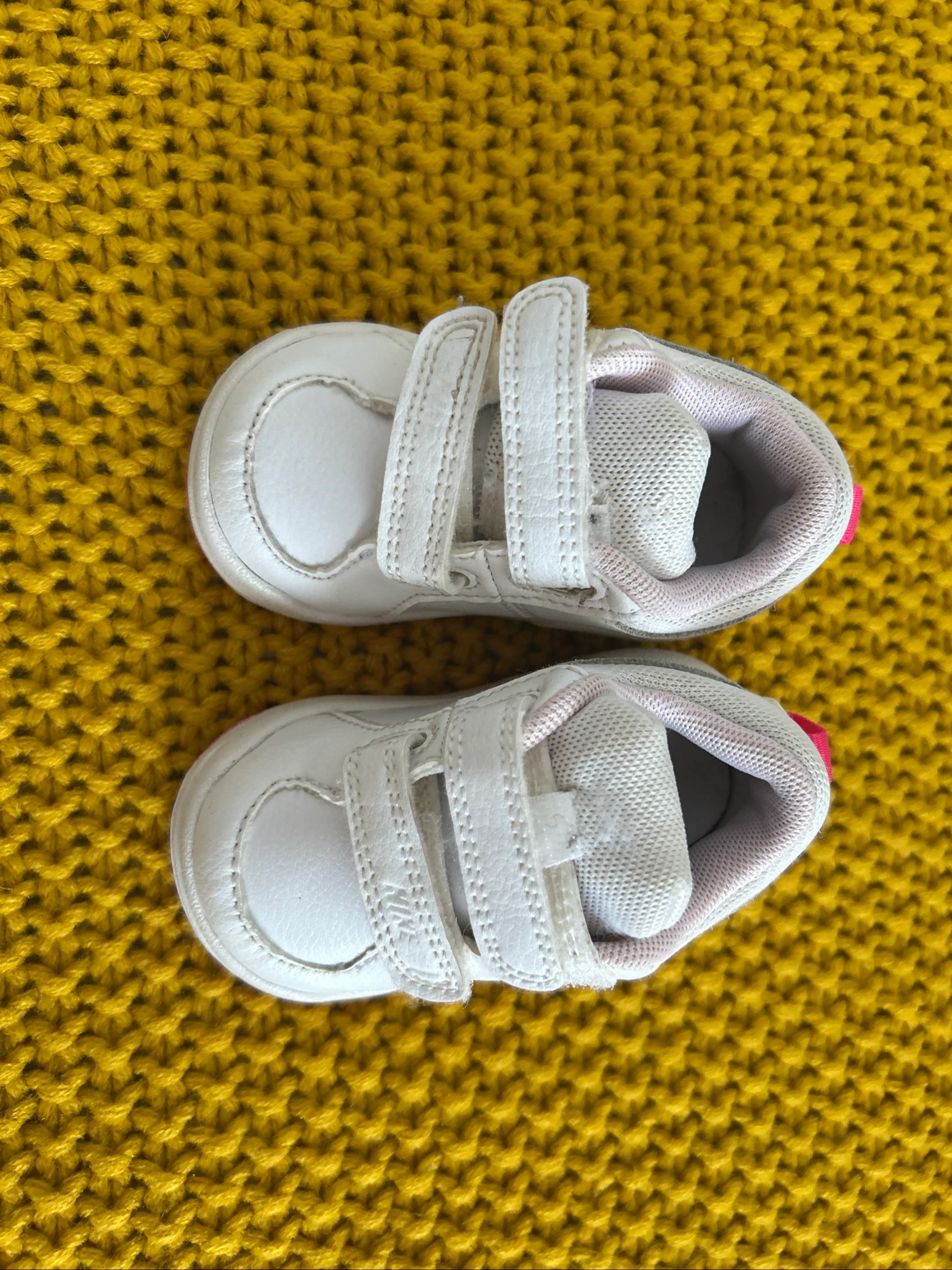 Zapatillas Nike para bebé blancas y rosas – Talla 18.5 – photo 3